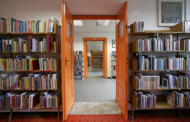 Knjižne police v splošni knjižnici.