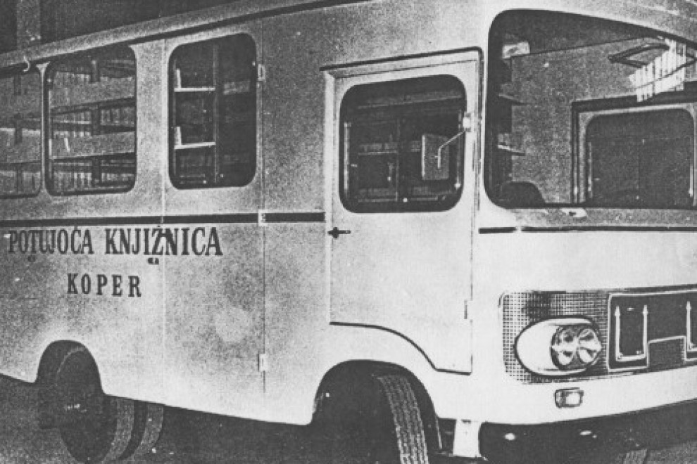 Avtobus, v katerem je bila urejena prva potujoča knjižnica Osrednje knjižnice Srečka Vilharja Koper; črnobela fotografija.