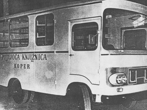 Avtobus, v katerem je bila urejena prva potujoča knjižnica Osrednje knjižnice Srečka Vilharja Koper; črnobela fotografija.