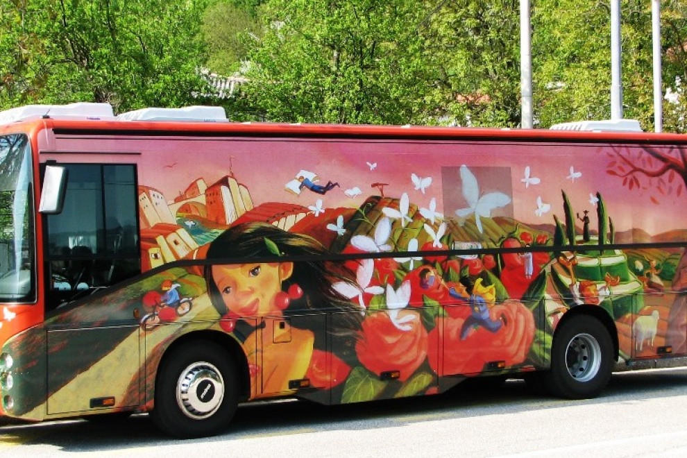 Živopisan avtobus potujoče knjižnice. Potujoče knjižnice je ob njihovi velikosti in zunanji barvitosti težko spregledati. 
