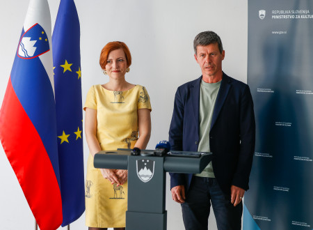 Ministrica in državni sekretar predstavljata strategijo novinarjem