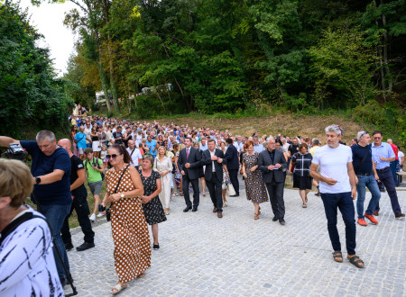 Množica ljudi gre po grajski poti na odprtje prenovljenega gradu Podčetrtek