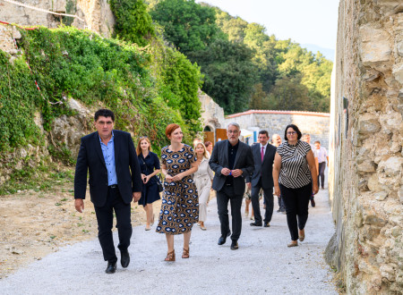 Ministrica za kulturo na se v družbi sprehaja po grajski poti