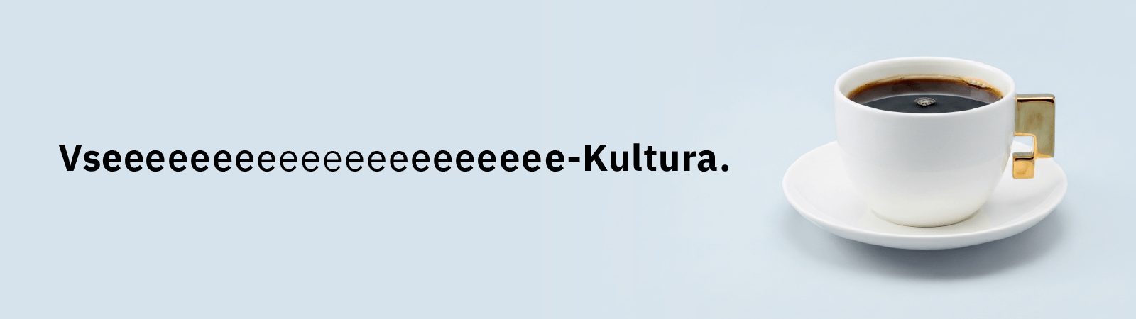 Na svetli modri podlagi besedilo Vseeeeeeeeee-Kultura. Na koncu besedila bela skodelica kave s pozlačenim ročajem v obliki vejice na krožničku