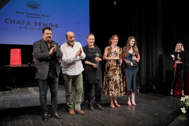 Nagrajenci mednarodnega gledališkega festivala v Banjaluku na odru