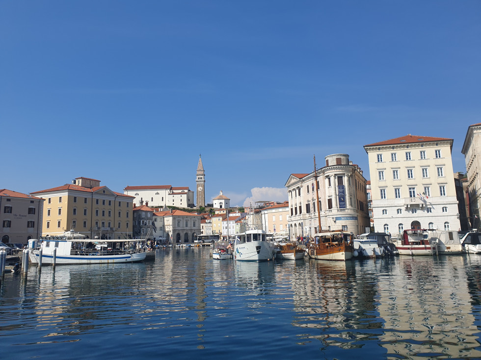 Pogled z morja na Pomorski muzej "Sergeja Mašera" Piran