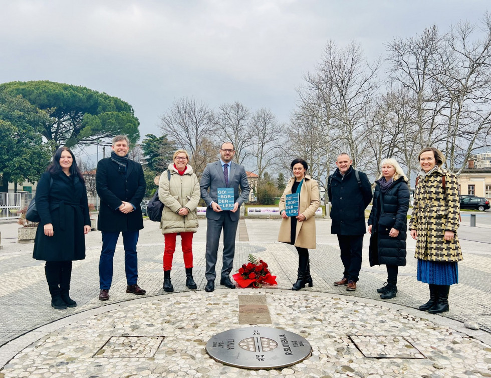 Skupna fotografija predstavnikov dveh ministrstev, za zunanje zadeve in kulturo, Mestne občine Nova Gorica in projekta GO! 2025