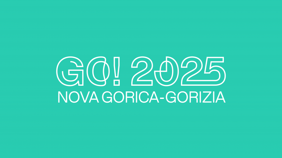 Na zeleni podlagi z belimi črkami izpisano GO! 2025, Nova Gorica – Gorizia