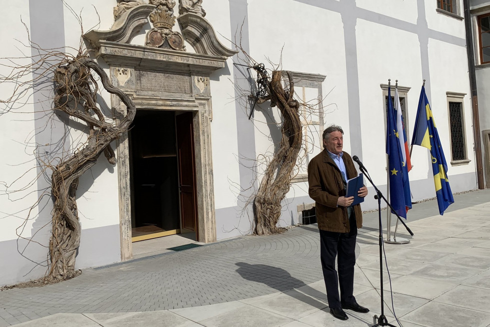 Minister za kulturo pred vhodom v grad Borl nagovarja zbrane