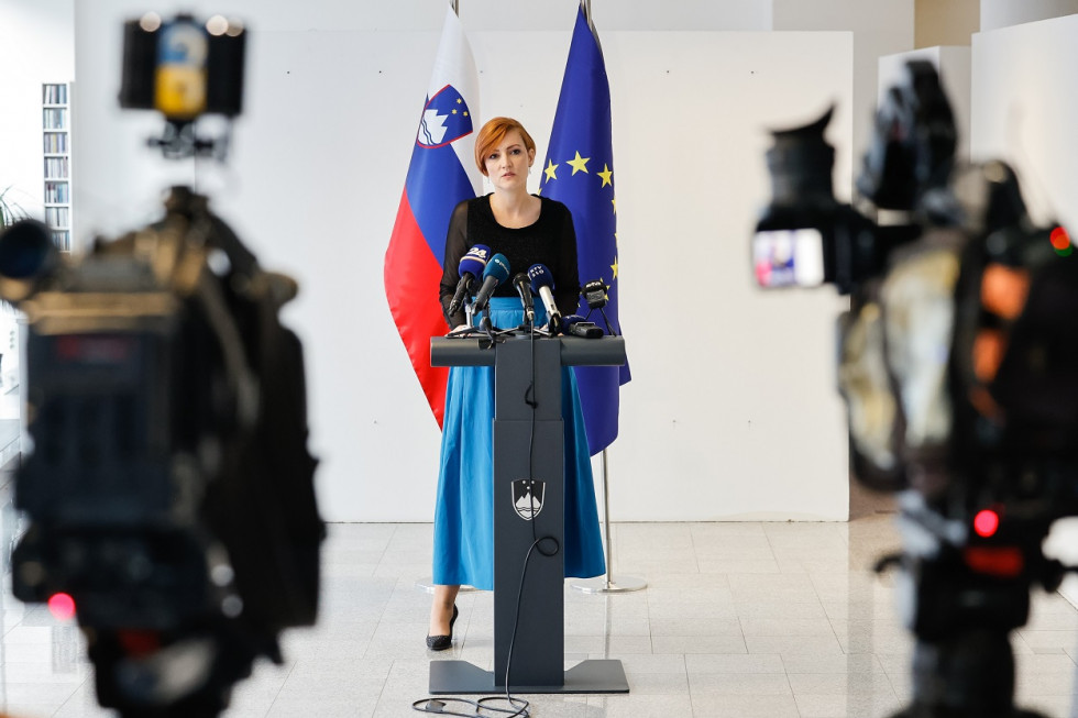 Ministrica za kulturo dr. Asta Vrečko na izjavi za medije v avli Ministrstva za kulturo
