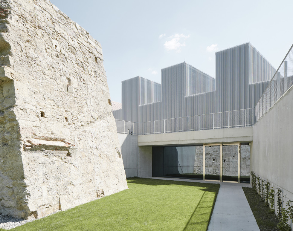 Pogled na ploščad pred vhodom v Neue Galerie und Kasematen v avstrijskem Wiener Neustadtu