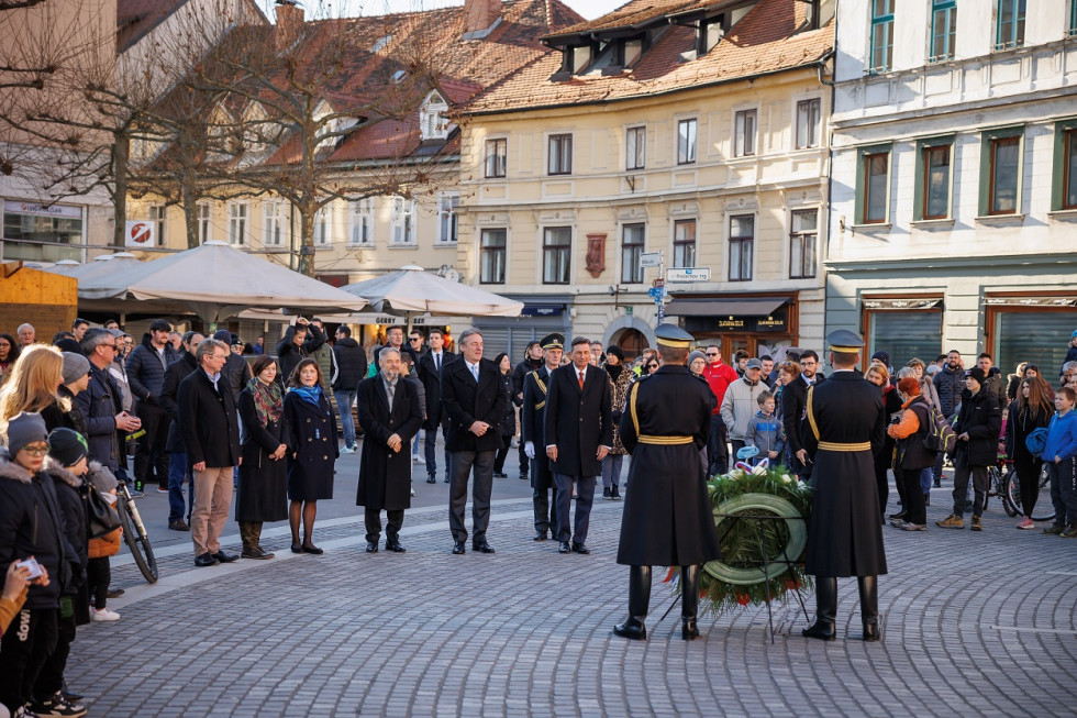 Predsednik Republike Slovenije, minister za kulturo in predsednik Upravnega odbora Prešernovega sklada na Prešernovem trgu, ki polagajo venec k spomeniku dr. Franceta Prešerna