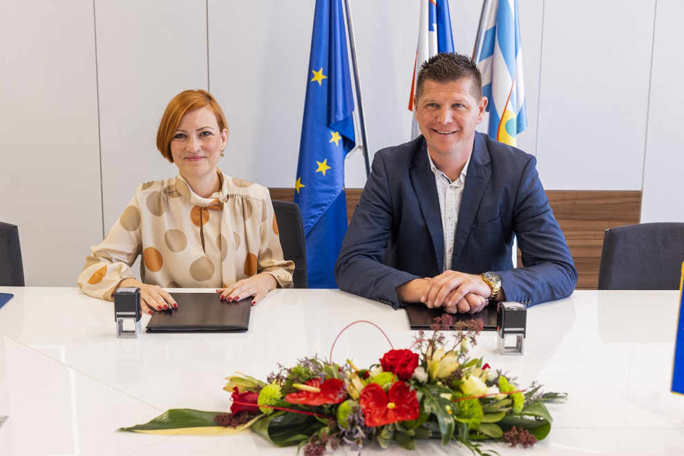 The Minister of Culture and the Mayor of the Municipality of Šmarje pri Jelšah at the signing of the contract
