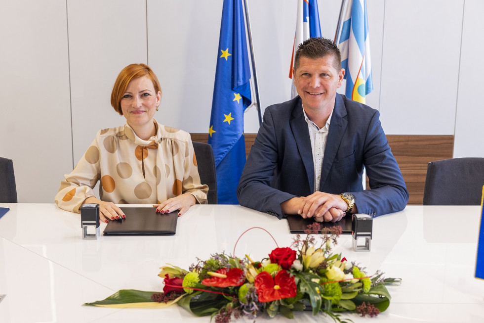 Ministrica za kulturo in župan Občine Šmarje pri Jelšah ob podpisovanju pogodbe