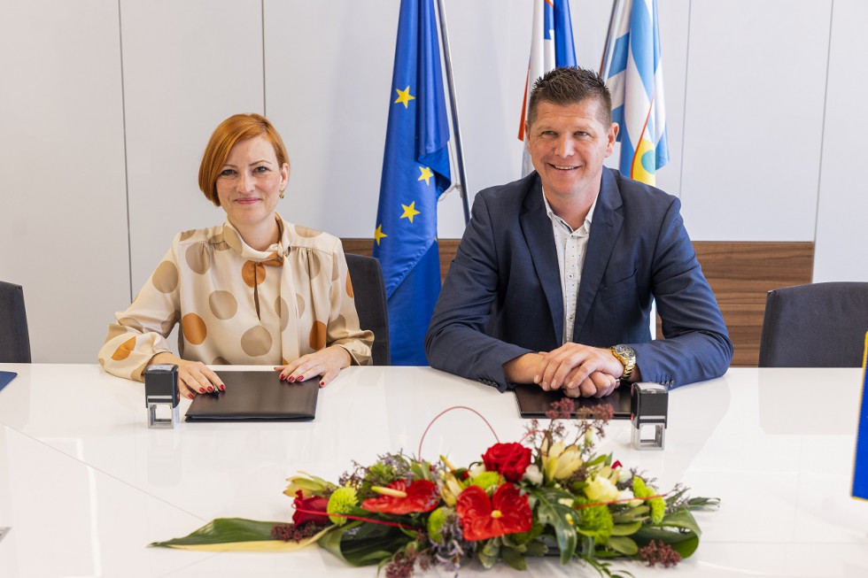 The Minister of Culture and the Mayor of the Municipality of Šmarje pri Jelšah at the signing of the contract