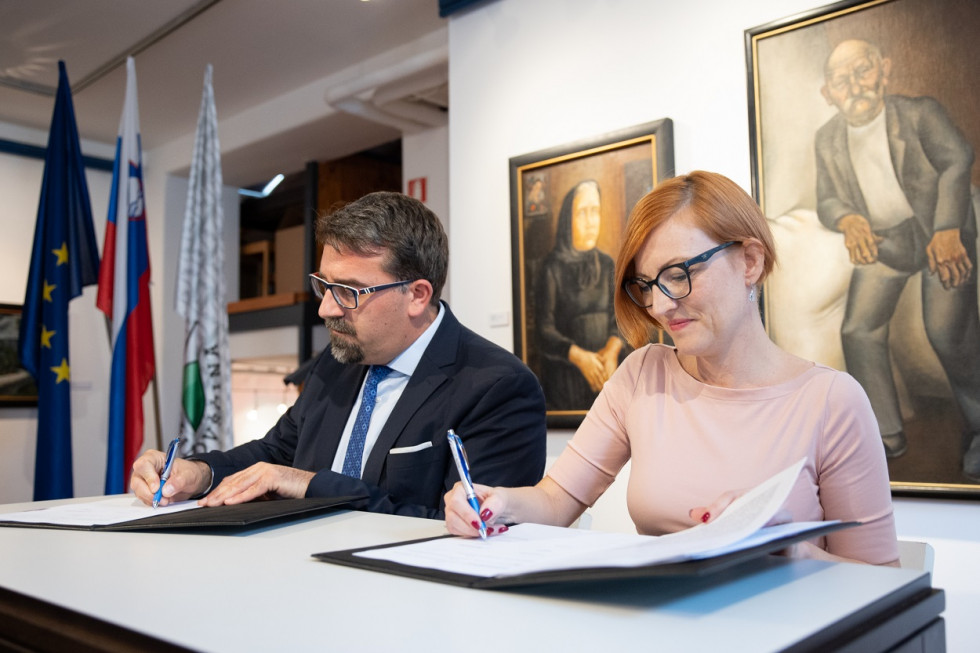 The mayor of Ajdovščina Municipality and the Minister of Culture sign an agreement on co-financing the renovation of Pilon's gallery