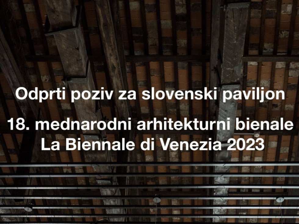 Napis z belimi črkami na temno rjavi podlagi, ki pravi Odprti javni poziv za slovenski paviljon na 18. mednarodnem arhitekturnem bienalu La Biennalle di Venerzia 2023
