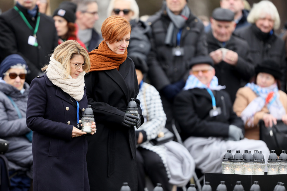 Ministrica za kulturo je prižgala svečo na komemoraciji ob osvoboditvi Auschwitza