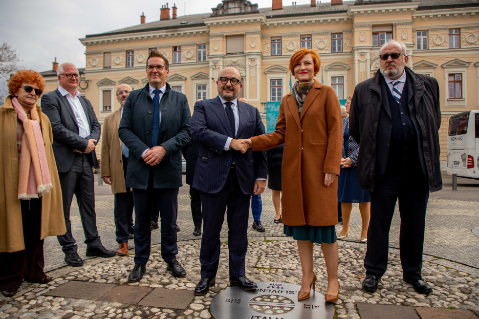 Ministra za kulturo Slovenije in Italije, dr. Asta Vrečko in Gennaro Sangiuliano se rokujeta na Trgu Evrope.