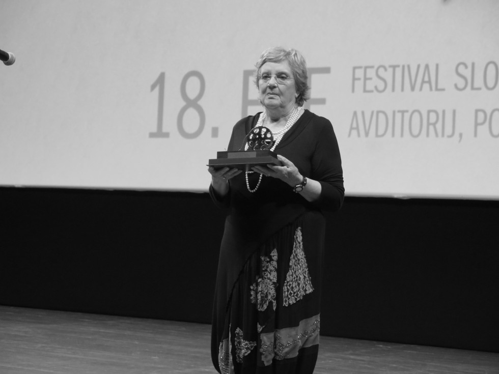 Črnobel portret filmske producentke Dunje Klemenc
