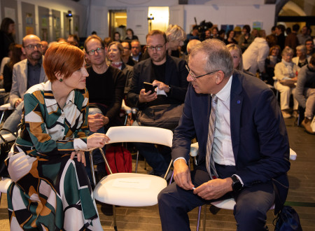 Ministrica za kulturo klepeta s slovenskim zgodovinarjem in predsedniko SAZU