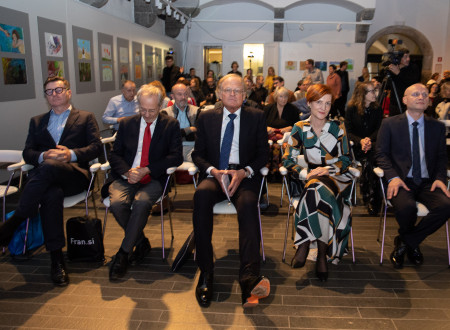 Ugledni gostje sedijo v prvi vrsti na podelitvi štipendij Škrabčeve ustanove