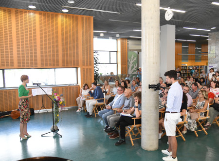 Ministrica za kulturo nagovarja zbrane