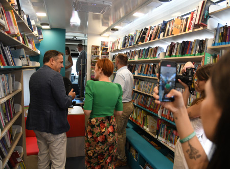 Ministrica si ogleduje notranjosti bibliobusa