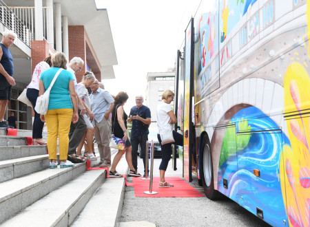 Skupina ljudi vstopa v bibliobus.