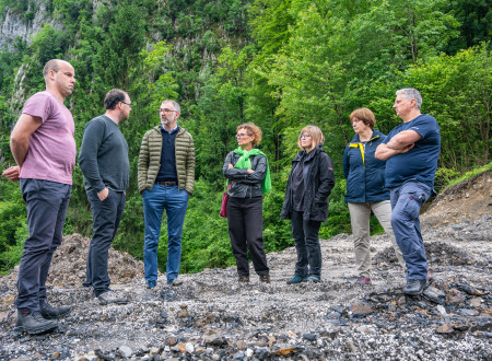 Skupinska fotografija predstavnikov Direktorata za kulturno dediščino, Mestnega muzeja Idrija, župana Občine Cerkno in direktorja Urada znaka evropske dediščine ob ogledu poškodovane bolnice Franja