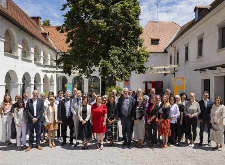 Skupinska fotografija na muzejskem dvorišču udeležencev sedmega Delovnega omizja GO! 2025 Skupnega odbora  – Furlanija-Julijska krajina