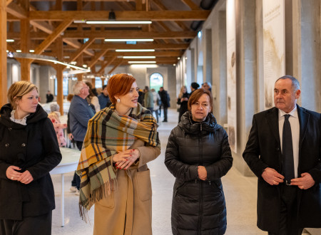 Direktorica Zavoda Žužemberk, ministrica za kulturo, skrbnica projekta na Ministrstvu za kulturo in župan Občine Žužemberk si ogledujejo prenovljeno notranjost nekdanje AUerspergove železarne