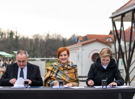 Župan Občine Žužemberk, ministrica za kulturo in direktorica Zavoda Žužemberk med podpisovanjem pogodbe