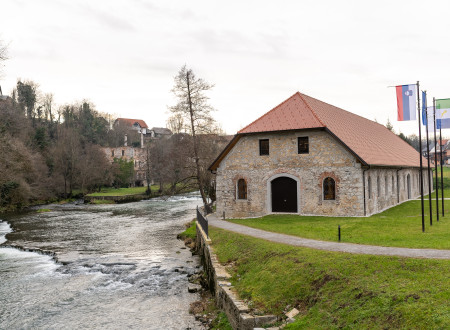 Obnovljena stara hiša na desnem bregu reke