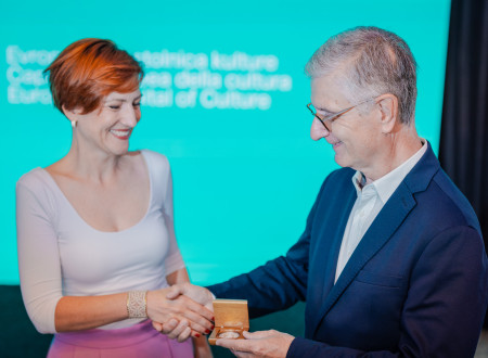 The Minister of Culture and the President of the Olympic Committee of Slovenia shake hands.