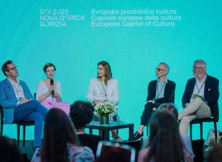 The Minister of Culture has a speech at the round table on connecting culture, tourism and sports. Three other speakers and the moderator of the discussion sit next to her.