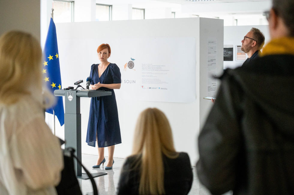 Ministrica za kulturo stoji za govorniškim pultom in daje izjavo ob sprejetju strategije