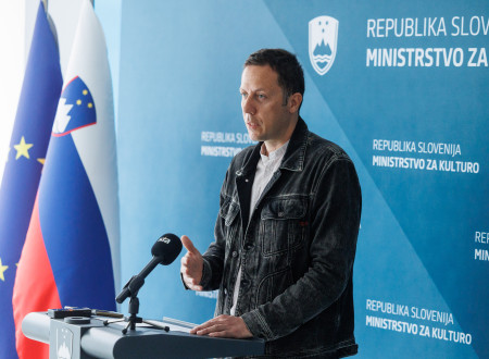 So-avtor slovenskega paviljona stoji za govorniškim odrom in nagovarja zbrane