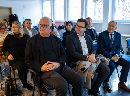 Državni sekretar sedi v prvi vrsti, ob njem in za njim sedijo predstavniki občin