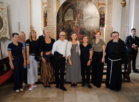 Skupinska fotografija pred vrnjeno Carpaccijevo oltarno sliko