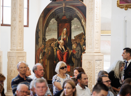 Na oltarni sliki je sveti Frančišek Asiški, zavetnik cerkve in reda, upodobljen na častnem mestu desno ob Devici Mariji. Ob njem stojita še dva pomembna frančiškanska svetnika – sveti Anton Padovanski in sveta Klara Asiška. Sveti Jurij prikazan v oklepu