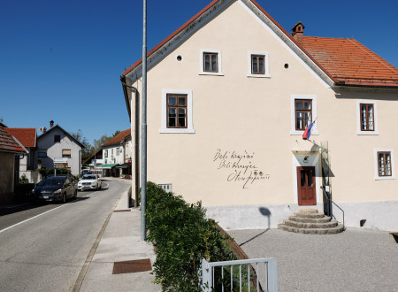 Vhodna stran spominske hiše Otona Zupančiča na sončen dan