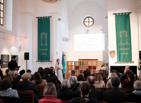 Ministrica za kulturo stoji pred sedečimi udeleženci osrednje slovesnosti