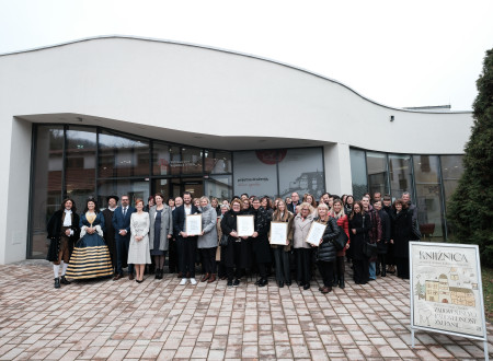 Skupina ljudi, med njimi tudi ministrica za kulturo, pred vhodom v Valvasorjevo knjižnico Krško
