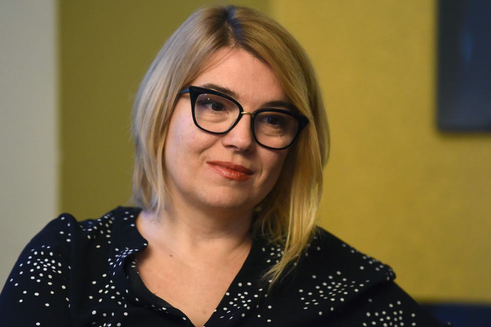 Ivana Djilas z očali s temnim okvirjem ter z rahlim nasmehom in nagibom glave na svojo levo 