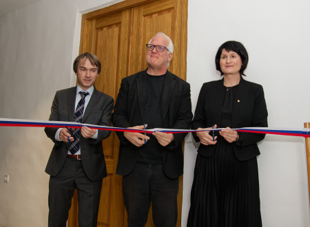 Predstavnik Evropske komisije v Sloveniji, državni sekretar in direktorica s škarjami v roki pred otvoritvenim trakom, stojijo tik pred vrati