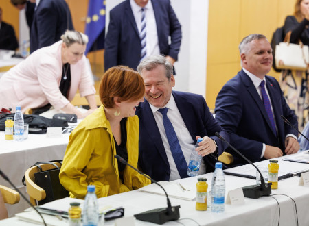 Nasmejana minsitrica za kulturo med klepetom z ministrom za visoko šolstvo, znanost in inovacije