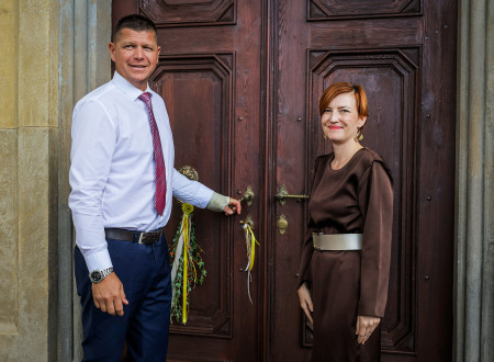 Župan in ministrica za kutluro stojita pred vrati v dvorec Jelšingrad
