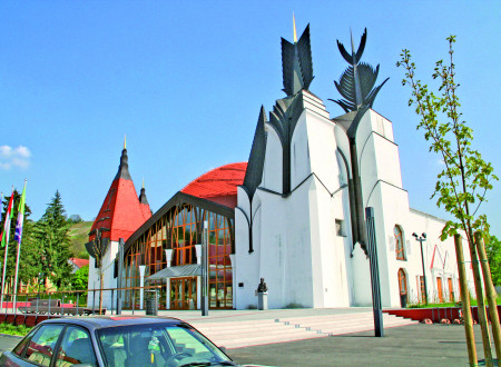 Stavba Kulturnega centra Lendava je zgrajena po načelih organske arhitekture, pri gradnji so uporabili večinoma naravne materiale: les, kamen in steklo. Stavba ima razgibano zunanjost s štirimi stolpiči, stekleno steno z vhodom in zaobljeno streho
