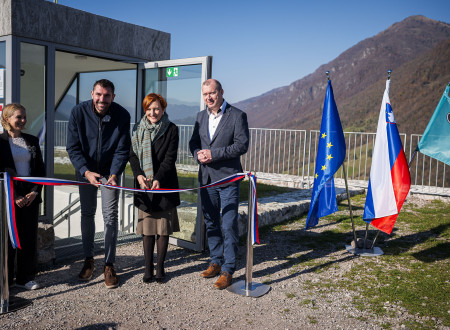 Ministrica za kulturo, župan Občine Tolmin režeta trak ob zaključku obnovitvenih del